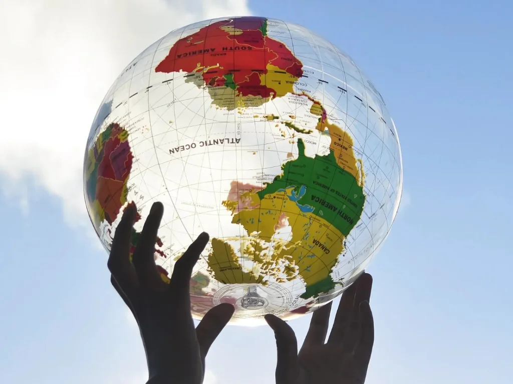 Manos sosteniendo un globo terráqueo.