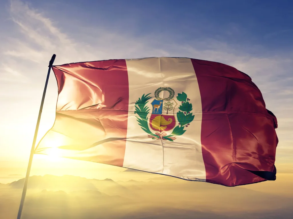 La bandera del Perú, señalando qué avances se han dado en el país en cuanto al ecocidio.