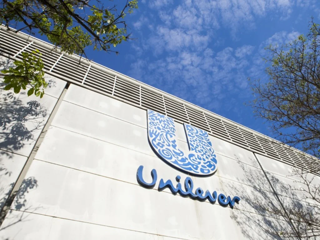 La fachada de un centro industrial de Unilever donde se implementan practicas sostenibles reciclar y reutilizar material.